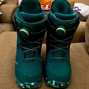 Burton Boa women’s snowboard boots. Amazing boots. Used only a couple times.